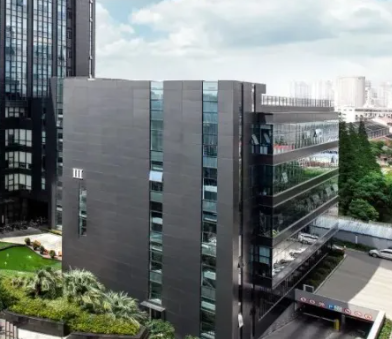 户外广告与图文制作服务对比：本土企业如何选择合适宣传方式